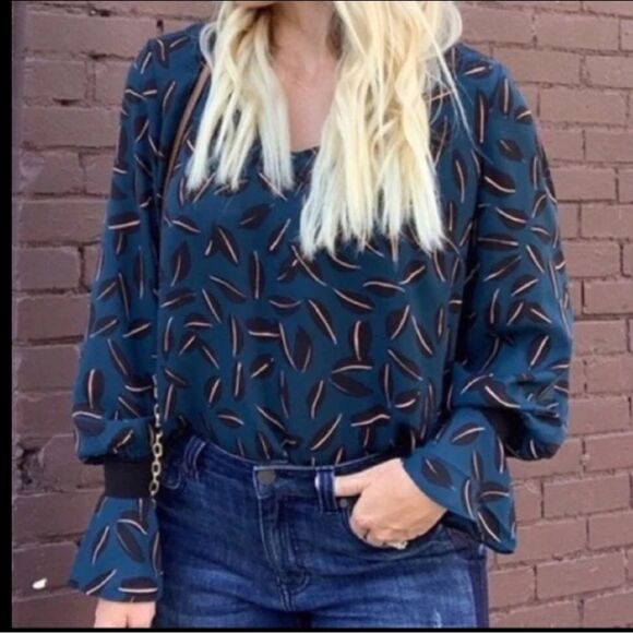 Cabi Kate Shadow Leaf Blouse Bell Sleeved Teal Size Small - Picture 2 of 13